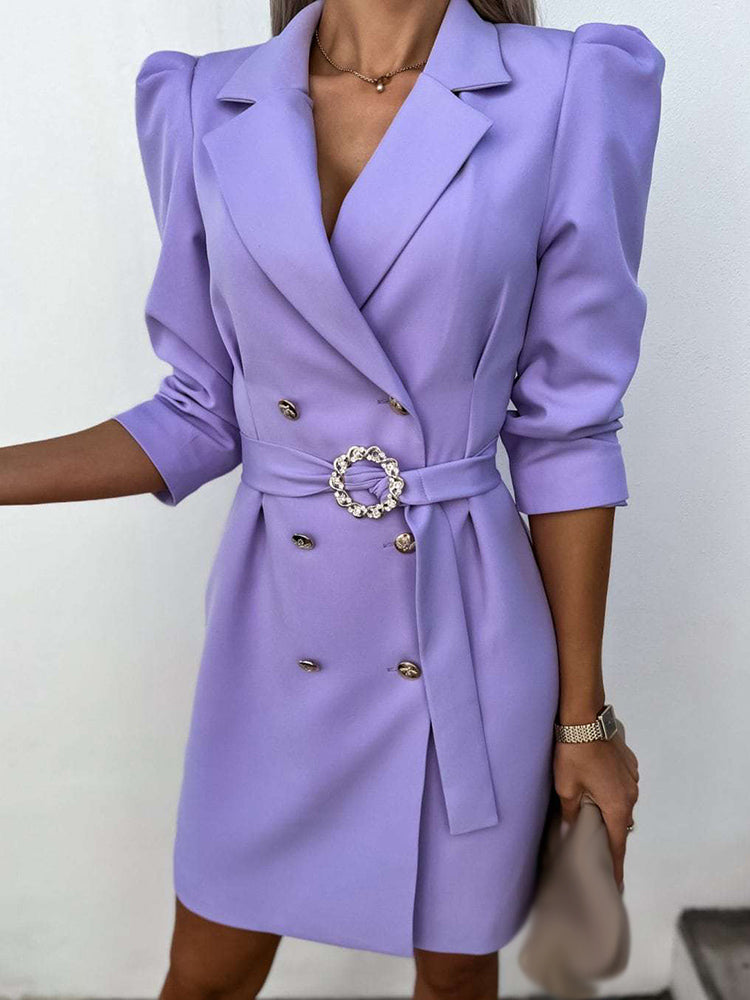 Lila Blazerkleid mit Gürtel, Puffärmeln und Knopfleiste, elegantes Damenmode-Outfit.