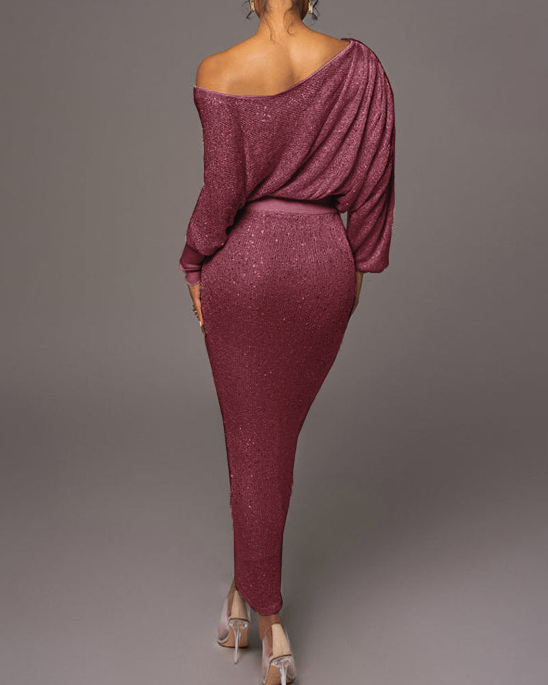 Frau in schulterfreiem, glitzerndem, weinrotem Abendkleid, elegantes Design, Rückansicht.