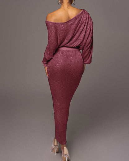 Frau in schulterfreiem, glitzerndem, weinrotem Abendkleid, elegantes Design, Rückansicht.