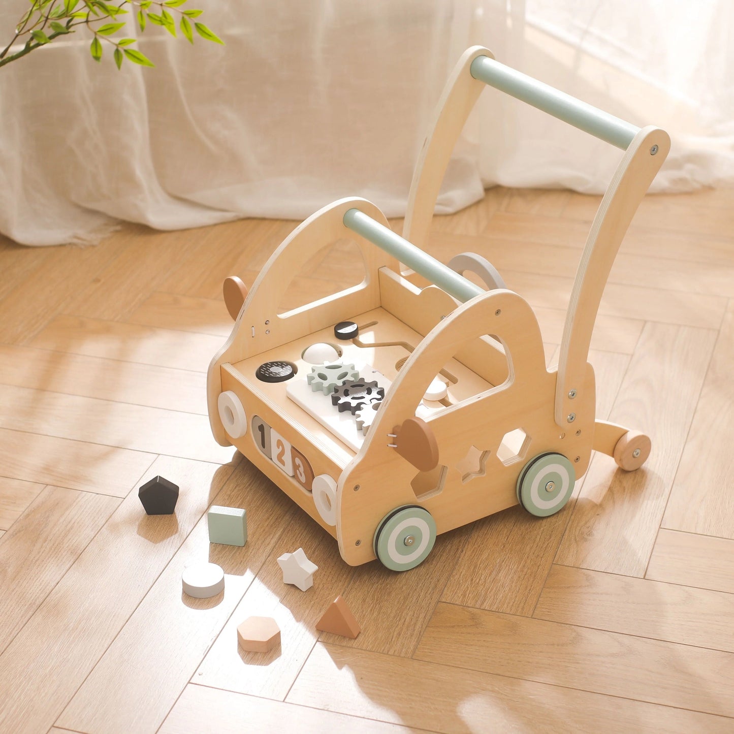 Lauflernwagen aus Holz mit Montessori-Spielteilen und Spiegeln