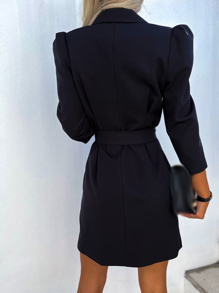 Frau in schwarzem Blazer-Kleid, elegantes Design, Rückansicht, Mode für Damen, Herbstkollektion.