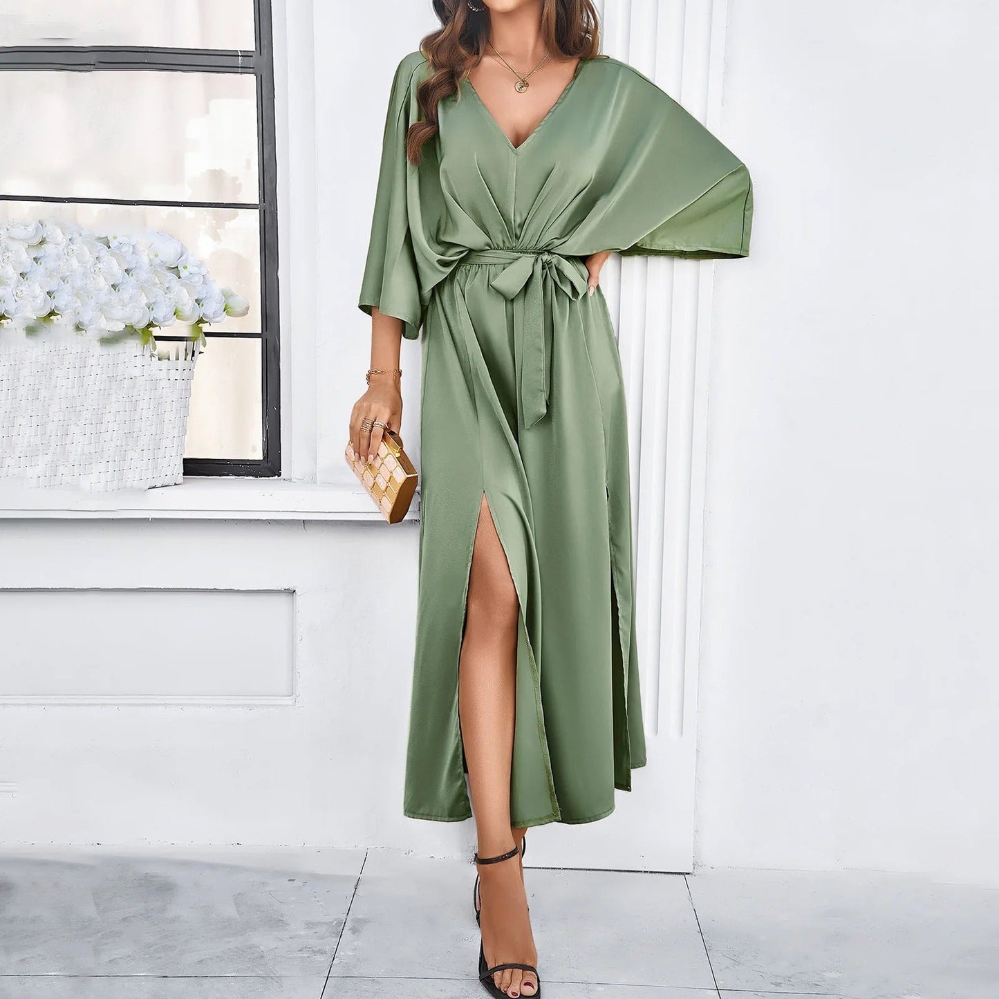 Grünes V-Ausschnitt Frühlingskleid, Satin, mit Gürtel, elegantes Design, Damenmode.
