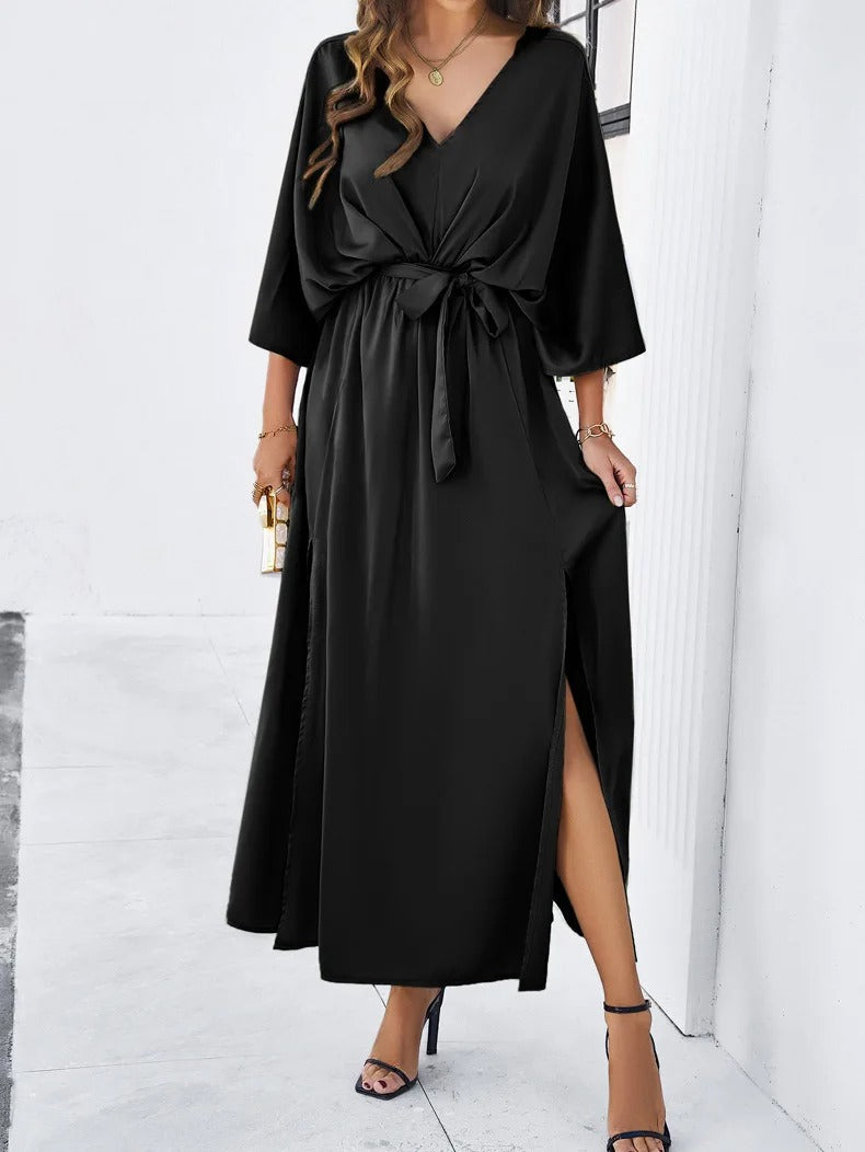 Frau in schwarzem V-Ausschnitt-Kleid mit Gürtel, elegantes Frühlingskleid, Abendmode.