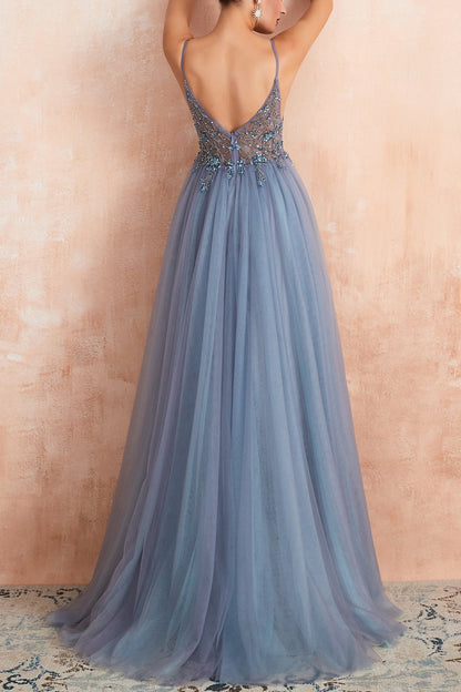 Frau in blauem Abendkleid mit Spitze und Tüll, elegantes Design, Rückansicht.