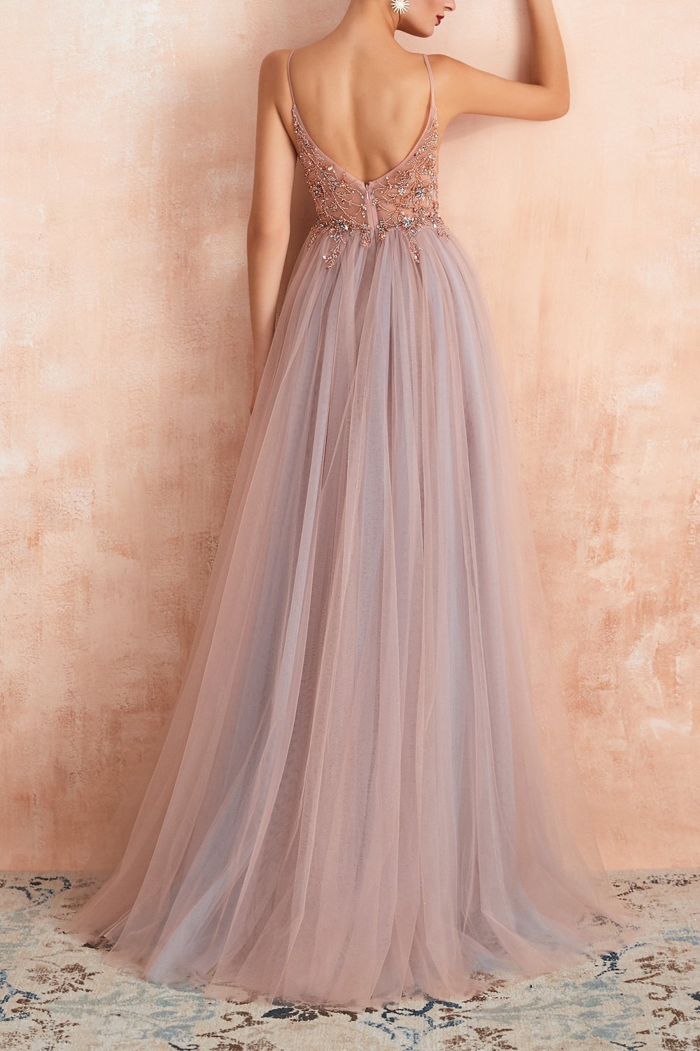 Rückenfreies Abendkleid, rosa Tüll, Spaghettiträger, bodenlang, elegantes Design.