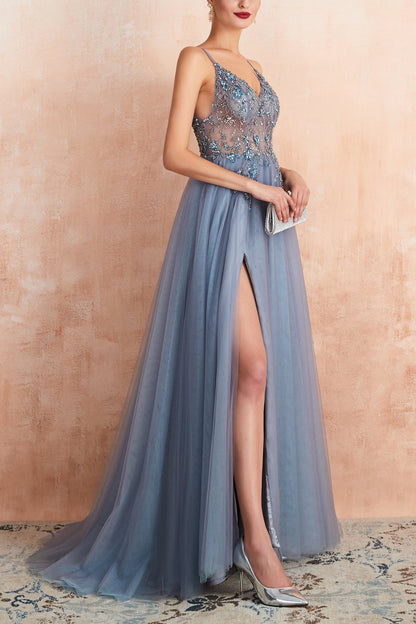 Frau in blauem Abendkleid mit Spitze und Schlitz, silberne Schuhe, Clutch, elegantes Design.