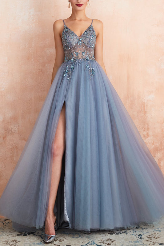 Elegantes blaues Abendkleid mit Tüllrock und floralen Stickereien, V-Ausschnitt, hoher Schlitz.
