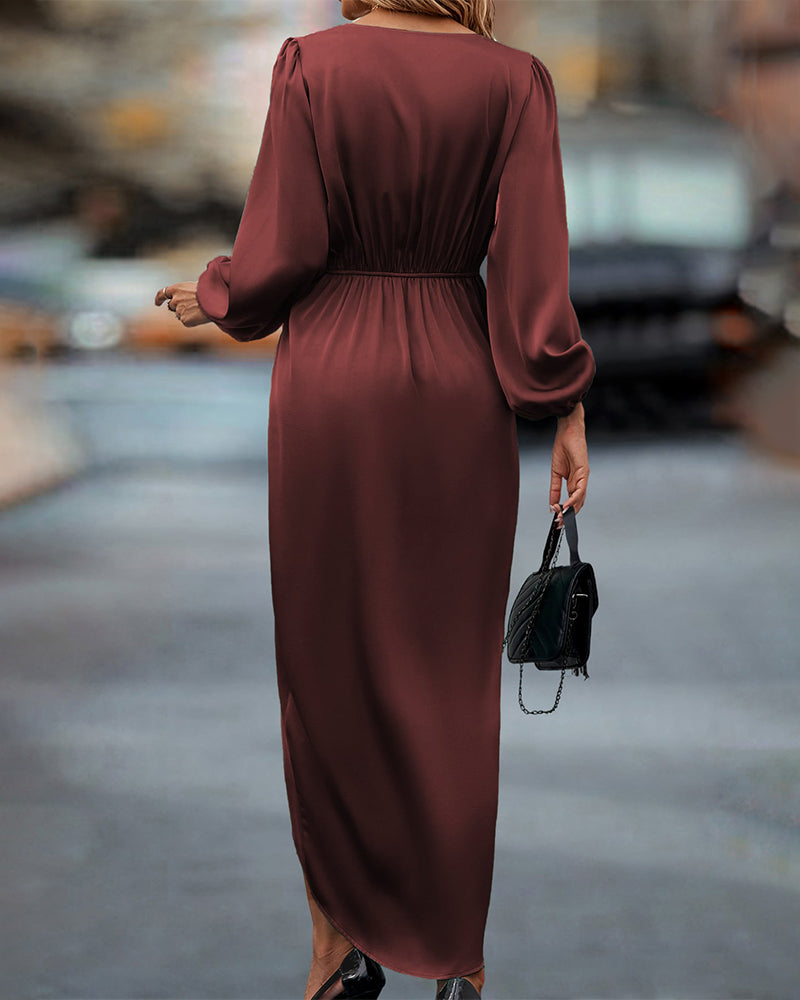 Frau in langem, braunem Kleid mit Handtasche auf Straße, elegantes Abendoutfit.