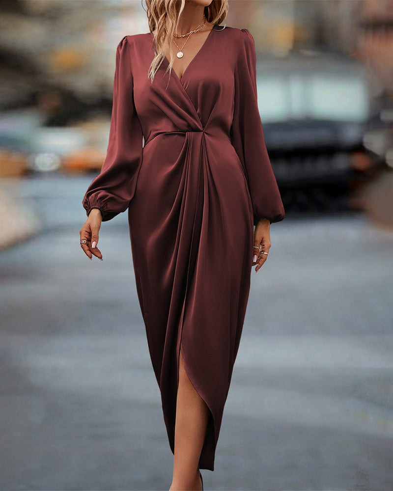 Elegantes langes braunes Kleid mit V-Ausschnitt, ideal für Abendveranstaltungen und Partys.