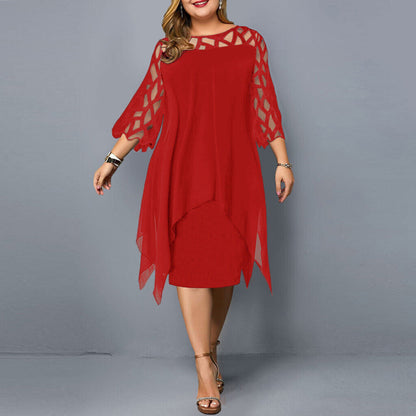 Frau in rotem Chiffon-Kleid mit geometrischem Muster, elegantes Abendkleid, Plus-Size-Mode.